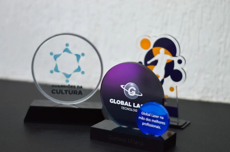 Acrílicos, troféus, expositores, sinalizadores